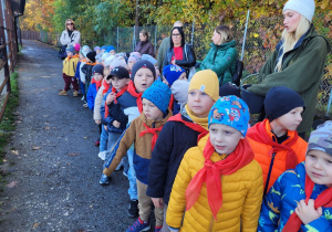 Dzieci z uwagą słuchają informacji pani przewodnik
