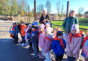 Dzieci z uwagą słuchają informacji pani przewodnik