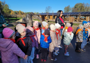 Dzieci z uwagą słuchają informacji pani przewodnik