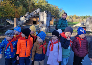 Dzieci z uwagą słuchają informacji pani przewodnik