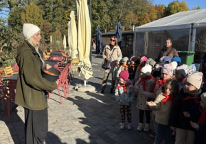 Dzieci z uwagą słuchają wskazówek pani przewodnik