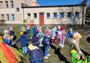 Dzieci poruszają się w rytm muzyki naśladując wiosenny pociąg.