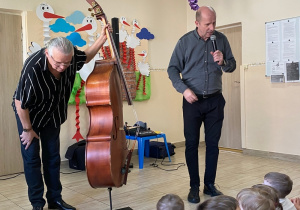 Pan Maciej wita wszystkie dzieci, przedstawia muzyka i jego instrument