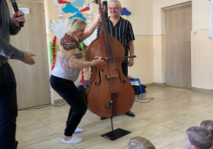 Nasza pani Anetka samodzielnie wygrywa dźwięki na instrumencie.