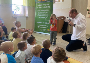 Zadowolony chłopiec wykorzystując własne dłonie pokazuje "rogi byczka".