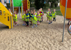 Bezpieczny przemarsz po piasku w kierunku placu zabaw.