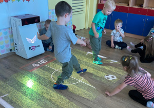 Dwóch chłopców toczy rozgrywkę w piłkę nożną.