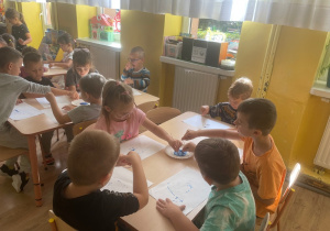 Dzieci malują Babie lato przy pomocy sznurka.