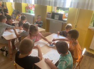Malowanie sznurkiem w grupie "Jeżyki".