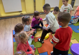 Chłopcy wręczają upominki dziewczynkom.