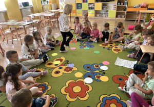 Dziewczynka chodzi po kolorowych kropkach