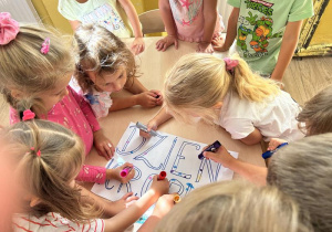 Dzieci ozdabiają plakat z okazji "Dnia Kropki"