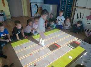 Zabawy na magicznym dywanie w grupie "Biedronki".