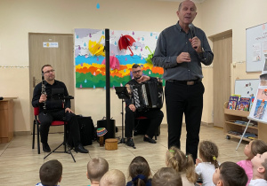 Pan Maciej wita wszystkich i przedstawia temat spotkania.