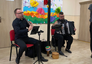 Muzyk - klarnecista prezentuje dźwięki na instrumencie.