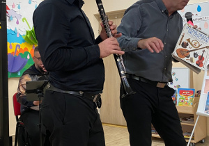 Pan Maciej i jego gość prezentują wygląd i budowę klarnetu.