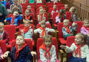 Dzieci z grupy "biedronki" już siedzą w fotelach w sali kinowej.
