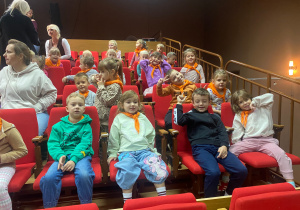 Przedszkolaki z grupy "Jeżyki" już siedzą w fotelach w sali kinowej.