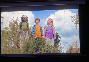 Fragment z filmu z głównymi radosnymi bohaterami filmu.