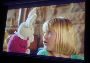 Fragment filmu przedstawiający główną bohaterkę Emmę ze swoją maskotką - króliczkiem.