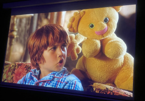 Fragment filmu przedstawiający głównego bohatera filmu Kacpra ze swoim pluszowym przyjacielem - lwem.