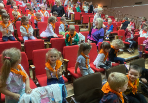 Przedszkolaki z grupy "Tygryski" już siedzą w fotelach w sali kinowej.