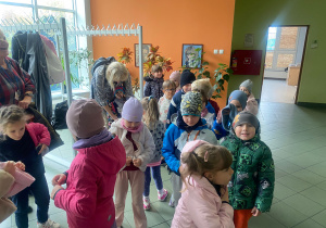 "Kangurki" ubierają się i szykują do powrotu do przedszkola.