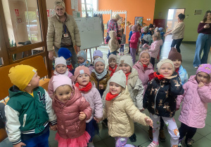 Ubrane dzieci z grupy "Biedronki" gotowe do powrotu do przedszkola.