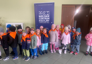 Przedszkolaki z "Grupy "Tygryski" ubrane i zadowolone w gotowości do wyjścia z Miejskiego Centrum Kultury.