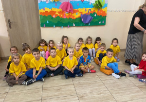 W żółtych koszulkach prezentują się dzieci z grupy "Jeżyki".