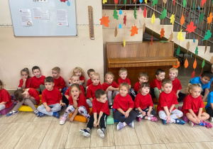 W czerwonych koszulkach prezentują się dzieci z grupy "Tygryski".