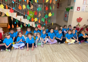 W niebieskich koszulkach prezentują się dzieci z grupy "Kangurki".