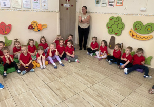 W ciemno czerwonych koszulkach prezentują się dzieci z grupy "Biedronki".