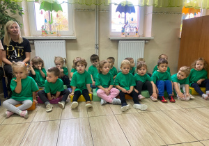 W zielonych koszulkach prezentują się dzieci z grupy "Żabki".
