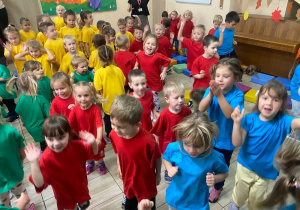 Przedszkolaki ze wszystkich grup wspólnie tańczą do muzyki.