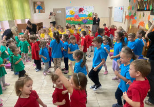 Przedszkolaki ze wszystkich grup wspólnie tańczą do muzyki.