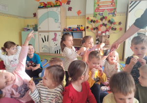 . Dzieci jedzą jabłka.