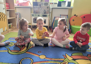 Dziewczynki próbują suszonych jabłek.