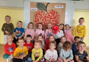 . Pamiątkowe zdjęcie z wielkim jabłkiem.