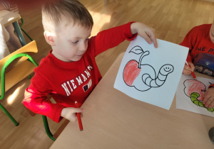 Dzieci kolorują jabłuszko.