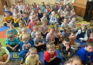 Przedszkolaki w oczekiwaniu na przedstawienie.