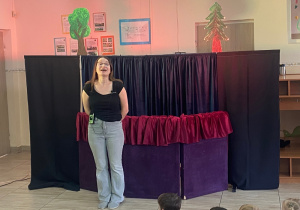 Powitanie przez panią i wprowadzenie do przedstawienia.