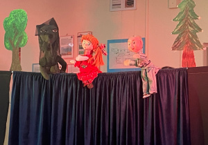 Pacynki: wilk, Kubuś i Kasia.