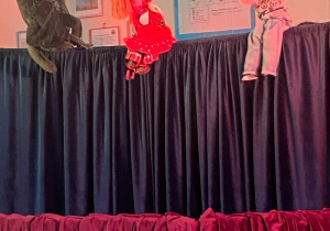 Pacynki: wilk, Kubuś i Kasia.