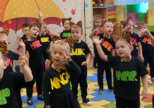 Dzieci recytują wiersz.