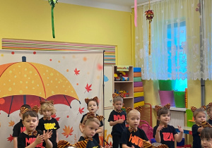 Dzieci śpiewają piosenkę.