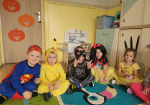 Dzieci prezentują swoje stroje