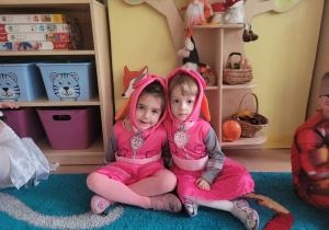 Dzieci prezentują swoje stroje