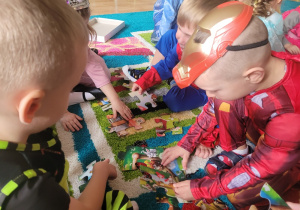 . Dzieci układają bajkowe puzzle