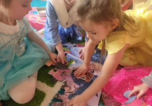 . Dzieci układają bajkowe puzzle